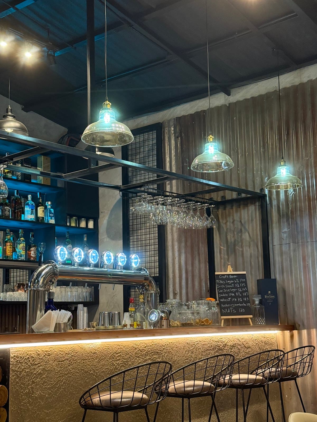 Elyas Bar & Grill